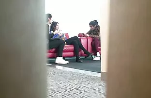 XXX دخترک بر روی تلفن همراه خود نوار عکس کون کس سکسی می کند.