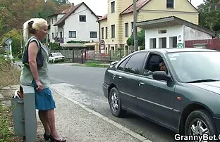 XXX گربه اش را نشان داد و فیلمکیر توکون مکید.