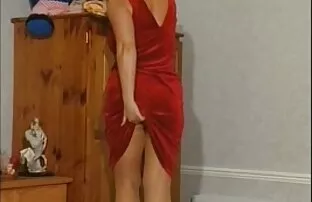 XXX یک زن دهقان در عكس كون سكسي وسط یک مزرعه با یک راننده تراکتور سرخ می کند.