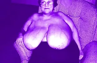 XXX یک دختر لباس پوشیده یک پسر برهنه را عكس كون و كوس درگیر می کند.
