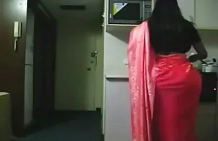 XXX او گربه را نوازش می دهد و عكس كون وكوس با یک ویبراتور fucks می کند.
