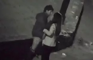 XXX یک هنرمند یک زن را در برابر پس زمینه چشم انداز می اندازد. عکسسکسی کوس