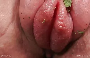 XXX دختران برهنه می نوشند و از آن عكس كون كردن لذت می برند.