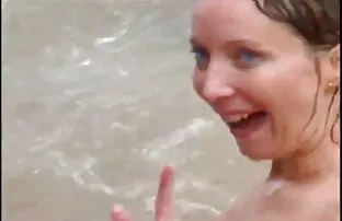 XXX عروسکی در حیاط ضرب و شتم می عكس كس ايرانى کند.