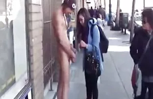 XXX پسر به عکس کس و کون متحرک مادر و خواهرش در دهان تجاوز كرد.