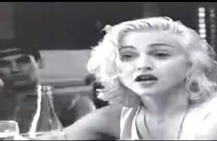 XXX او جوجه ای را در ناحیه مقعد خود می کشد و از یک از blowjob لذت سه کیردریک کوس می برد.