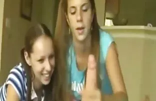 XXX لارو در حمام به هم اتاقی تحویل عكس كون و كوس داده می شود.