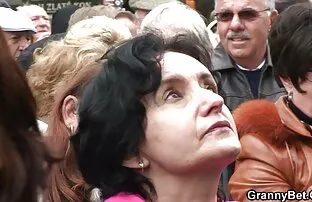 XXX دختر عكس كير كون پس از دمیدن در آنجا حمام را تقسیم می کند.
